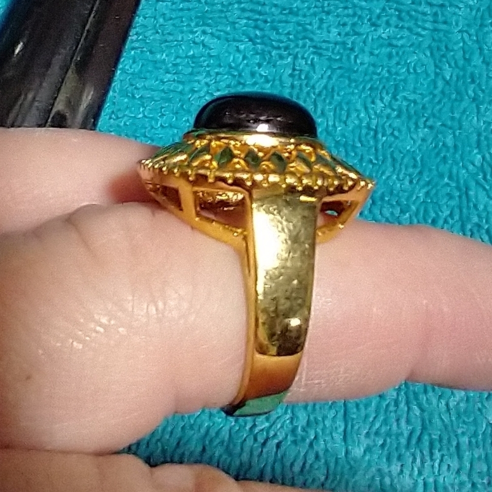Elegant Goldtone and Black Ring - Picture 6 of 6